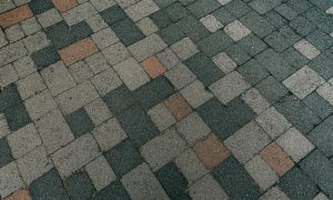 Выбор тротуарной плитки: материалы, дизайн и эксплуатация